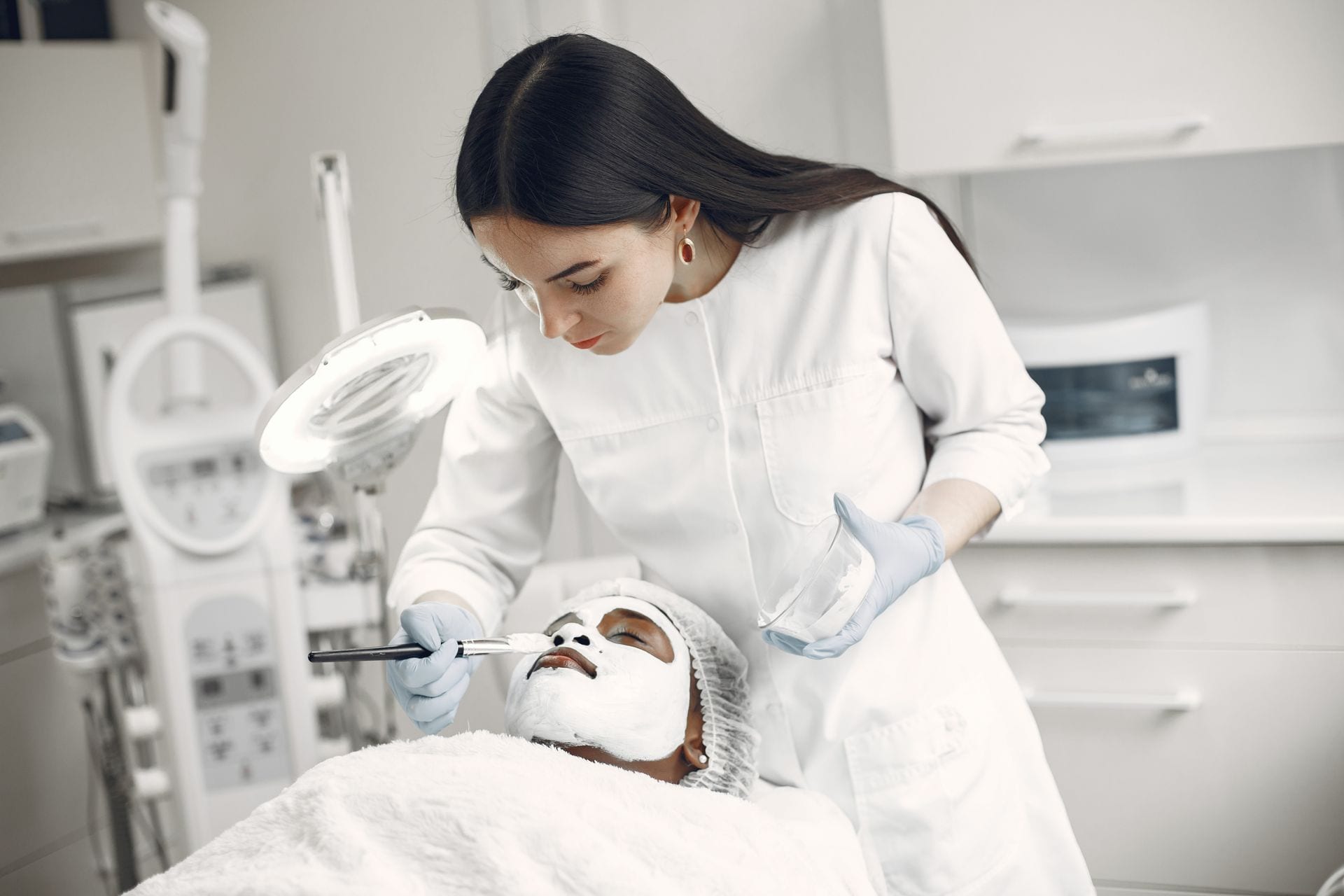Tratamiento facial profesional en box de enfermería estética