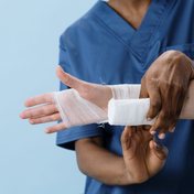 Curación y vendaje de una herida en la mano