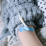 Vía intravenosa instalada en el antebrazo