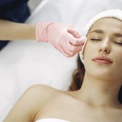 Limpieza facial en camilla