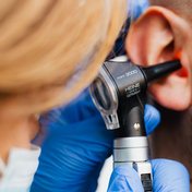 Examen del oído con otoscopio antes del lavado