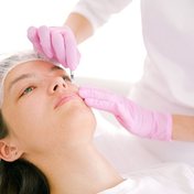 Tratamiento facial de revitalización en cabina