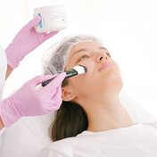 Aplicación de peeling facial con pincel